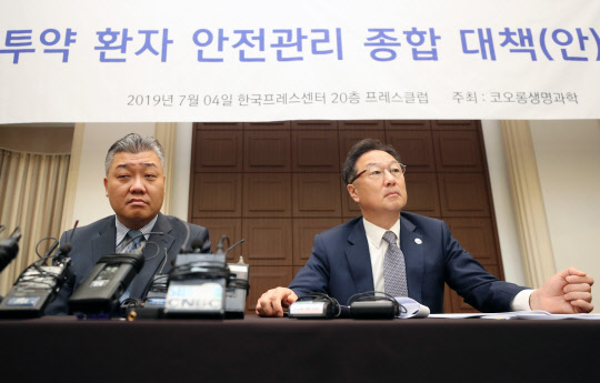 이우석 코오롱생명과학 대표(오른쪽)가 4일 오전 서울 중구 프레스 센터에서 열린 골관절염 유전자 치료제 '인보사케이주'(인보사)의 품목허가 취소 관련 기자회견에서 취재진의 질문을 듣고 있다. 왼쪽은 유수현 바이오사업담당 상무.     연합뉴스